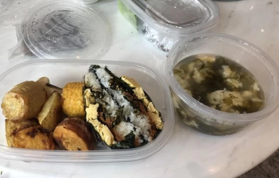 以高碳水化合物，少量蛋白質的飲食補充方式規劃菜色，因此以丼飯或燴飯為主。取自國家運動訓練中心 National Sports Training Center臉書粉專