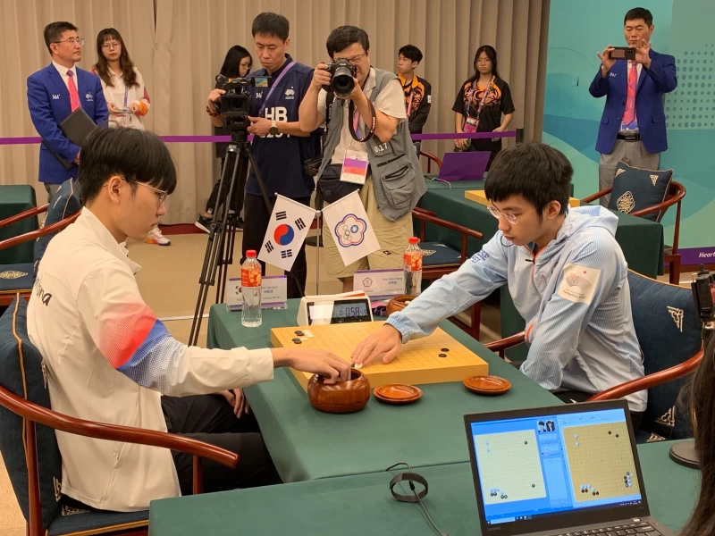 亞運中華隊許皓鋐擊敗「世界圍棋等級分第一名」的韓國棋手申真諝。（翻攝自海峰棋院臉書。