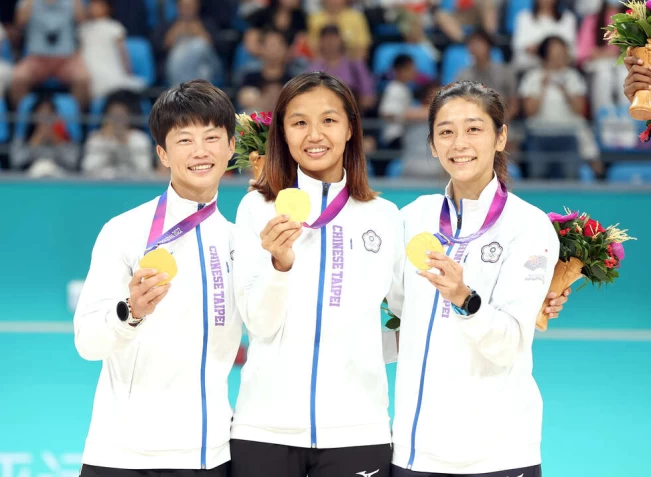 滑輪溜冰女子接力賽,楊合貞(左起)、李孟竹和劉懿萱為中華隊入袋本屆第10金。中華奧會提供
