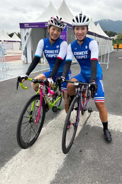 美利達之星黃亭茵(左)和蕭美玉右在杭州亞運女子公路賽雙進前十。美利達提供