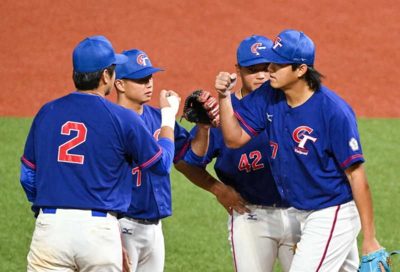 鄭浩均(右)對中國先發4局完成任務。中華奧會提供