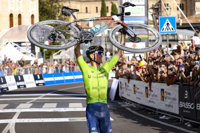 下半季精彩不間斷過線後,小莫高舉戰車慶功。 Sprint Cycling提供
