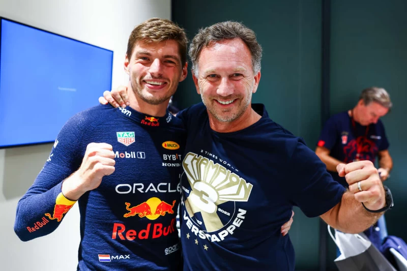 Max Verstappen與Red Bull車隊負責人Christian Horner一同歡呼Verstappen贏得三連霸。Red Bull提供