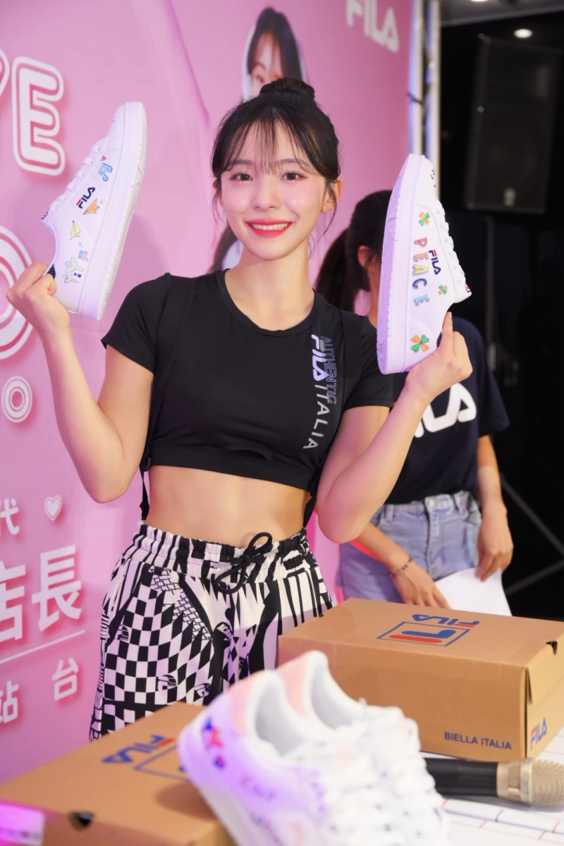 FILA品牌代言人李多慧發揮手繪創意，親自彩繪FILA小白鞋義賣，鼓勵粉絲一起做愛心。官方提供