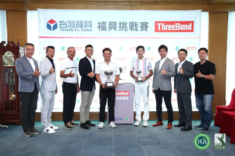 threebond福興挑戰賽詹頂立(左)奪冠和業餘冠軍廖崇漢和貴賓們合影。鍾豐榮攝影