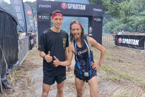 義大利26歲it工作者davide liu左封王與總排第二蔡榮峻合照。大會提供