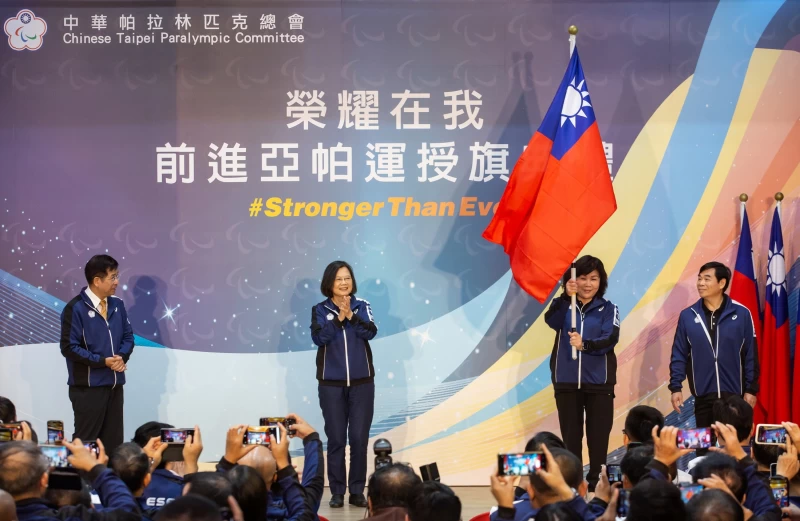 穆閩珠團長(右2)高舉國旗宣誓爭取最高榮譽。體育署提供