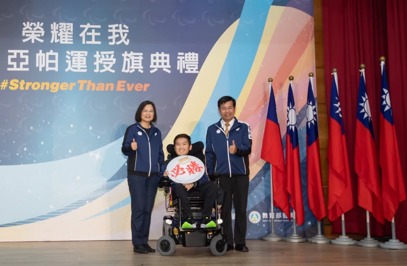 蔡總統(左1)致贈代表團必勝徽章，由地板滾球選手張孜維中代表受贈。體育署提供
