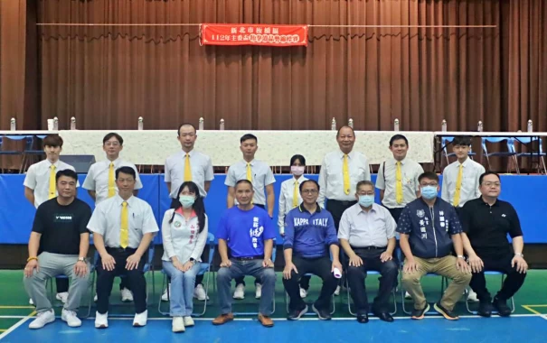 新北市議員山田摩衣（前排左三）；新北市體育總會跆拳道主任委員陳金松（前排左四）；台北市體育總會跆拳道副主任委員、中華羽球協會祕書長李侑龍（前排右一）；友愛大自然悠活休閒協會理事長、板橋區跆拳道委員會前主任員鄭詩川（前排右三）等貴賓在開幕典禮後合照。大會提供