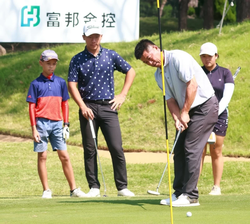 衛冕冠軍蔡啟煌上午在傳承營中親自指導同組業餘小將果嶺的推桿要領。官方提供