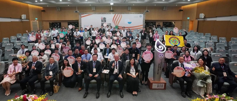 教育部體育署112年度學校體育傳炬獎頒獎典禮大合照。體育署提供