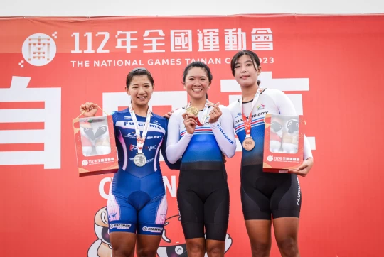女子組黃亭茵左以一秒之差惜敗亞運隊友曾可妡中收下銀牌。美利達自行車提供