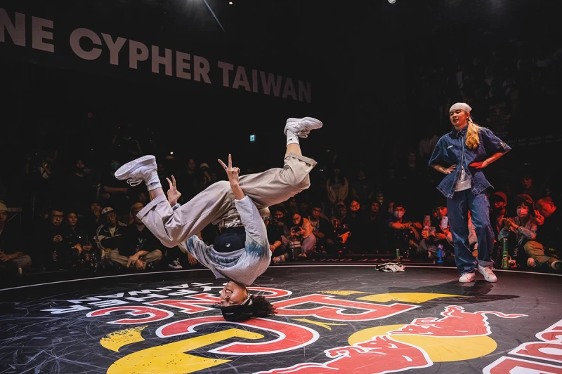 霹靂舞國手b girl jia li 楊加力亞運後首度的公開賽事赴法參與red bull bc one最終資格賽，爭取世界決賽參賽席次。Red Bull 提供