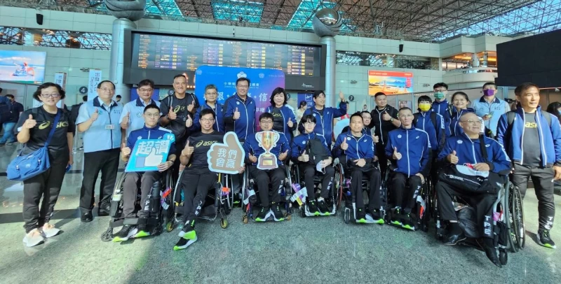 教育部體育署鄭世忠署長、代表團穆閩珠團長與代表隊於機場合影並為選手加油打氣。體育署提供