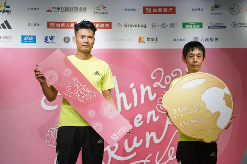 adidas配速員展示賽事獎牌與毛巾。官方提供