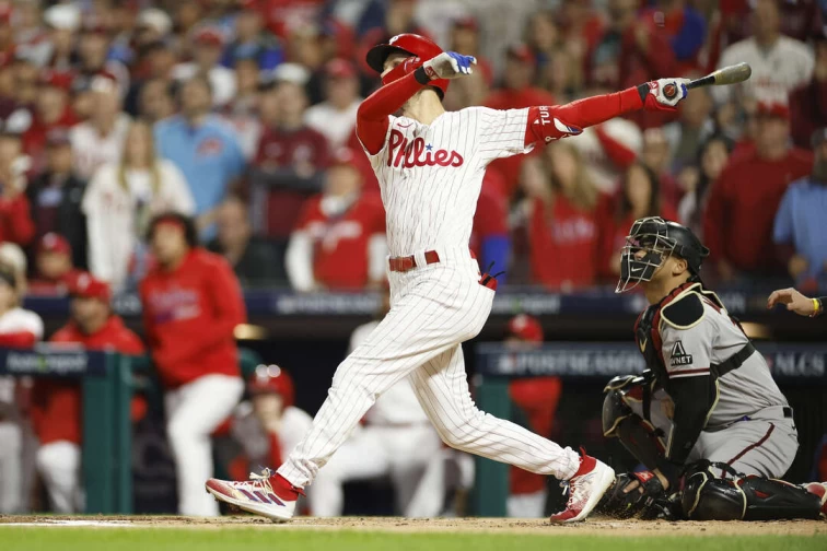 透納（Trea Turner）決定給凱利一點顏色瞧瞧，用球棒喚醒球迷的吶喊聲。法新社