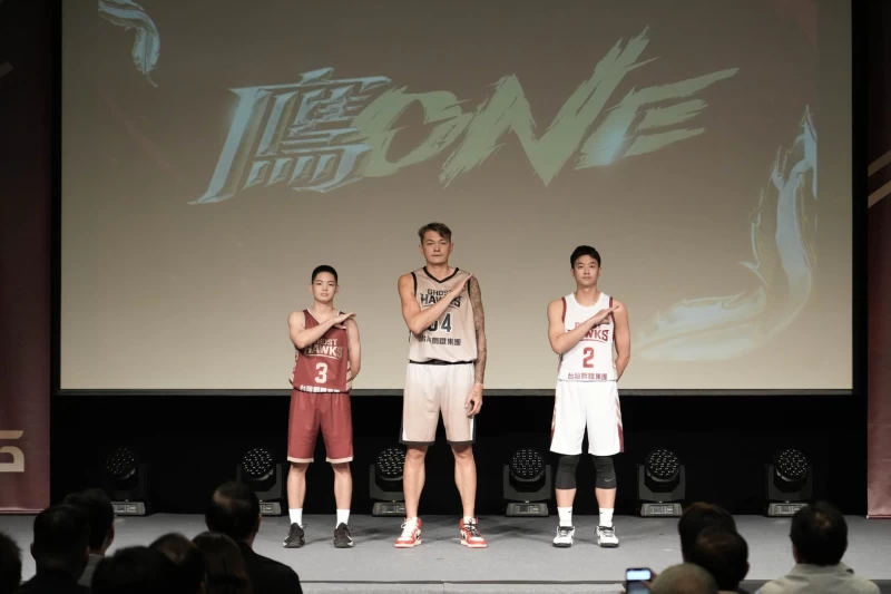 台鋼獵鷹開季記者會中率先公布年度口號「鷹One」。官方提供