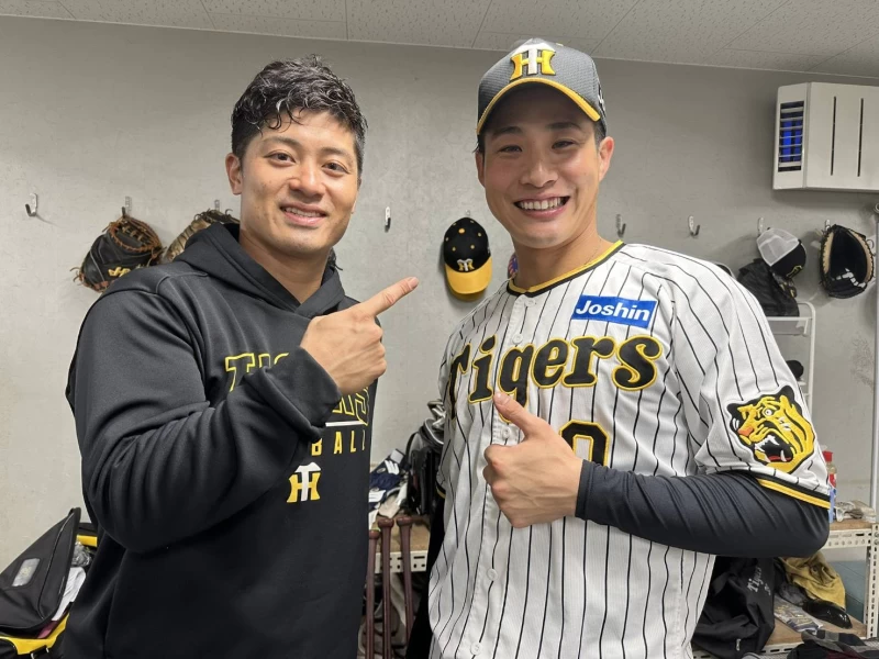 9局下獲得保送的坂本誠志郎(左)和擊出再見安打的木浪聖也賽後仍難掩興奮。翻攝自阪神球團Twitter