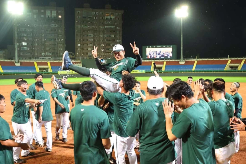 台鋼勇奪隊史首座二軍冠軍金盃。官方提供