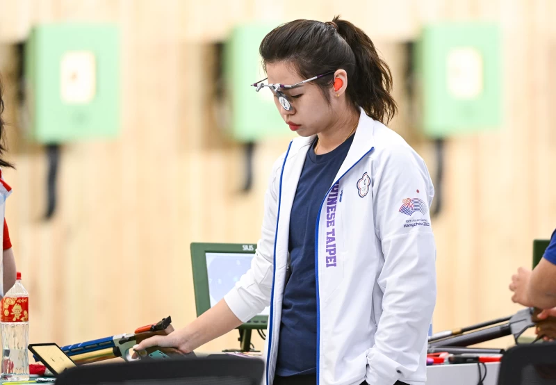 余艾玟參加2023年第15屆亞洲射擊錦標賽圖為第19屆亞洲運動會比賽照。體育署提供