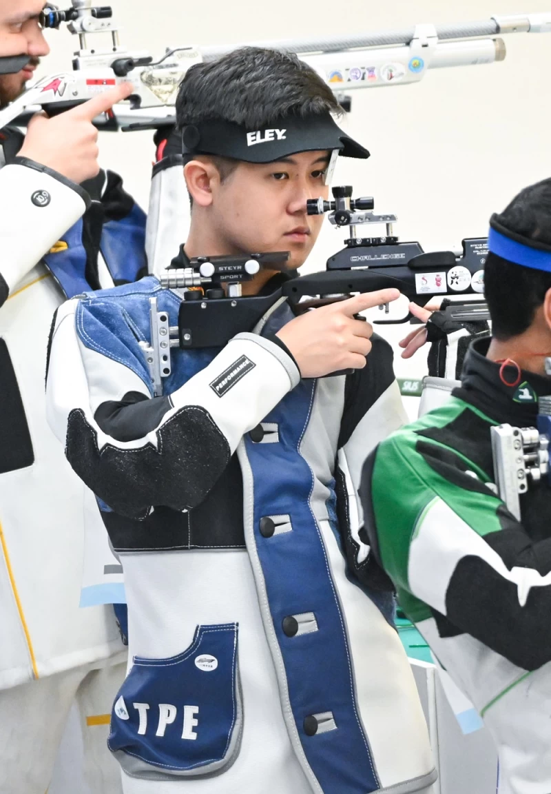 呂紹全參加2023年第15屆亞洲射擊錦標賽,圖為第19屆亞洲運動會比賽照。體育署提供