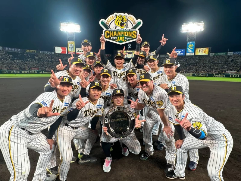 阪神虎4連勝率先晉級「日本一」後,選手興奮合照。翻攝球團Twitter