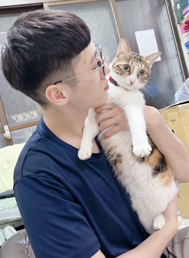 蕭翔文自願成為貓奴。蕭翔文提供