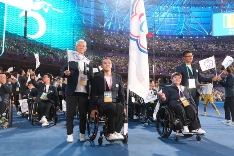 2022杭州亞帕運開幕典禮,我國代表團由女子健力選手林資惠(右2)、男子輪椅籃球選手呂駿逸(左2)擔任掌旗官。體育署提供