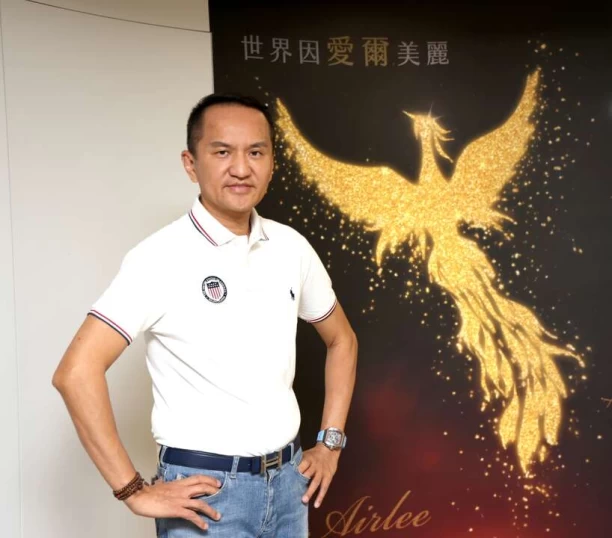 愛爾麗總裁常如山是帕總親頒的「公益大使」。愛爾麗提供