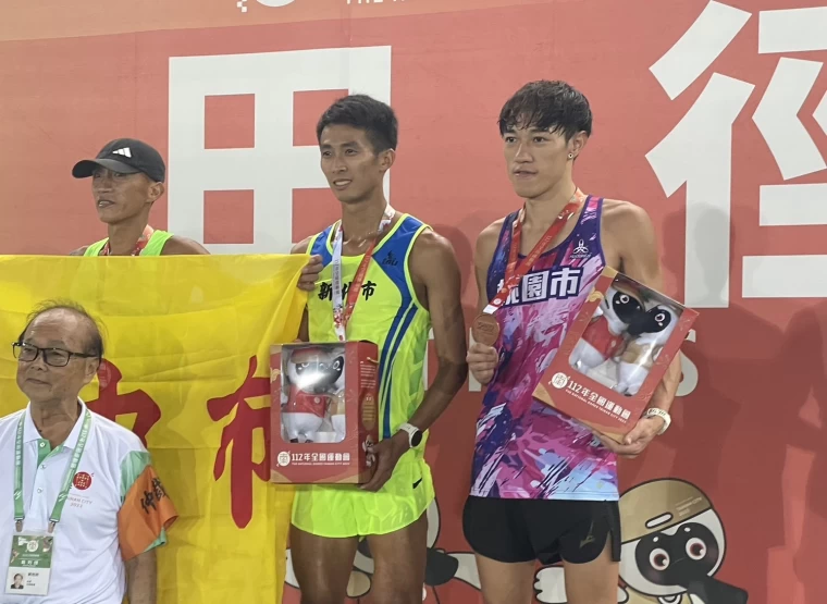 周庭印（中）10000公尺封王笑納全運第10金。吳敏欣攝