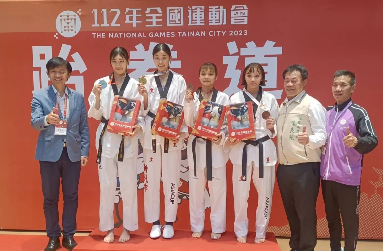 羅嘉翎(左3)摘金、林唯均(左2)獲銀。詹健全攝
