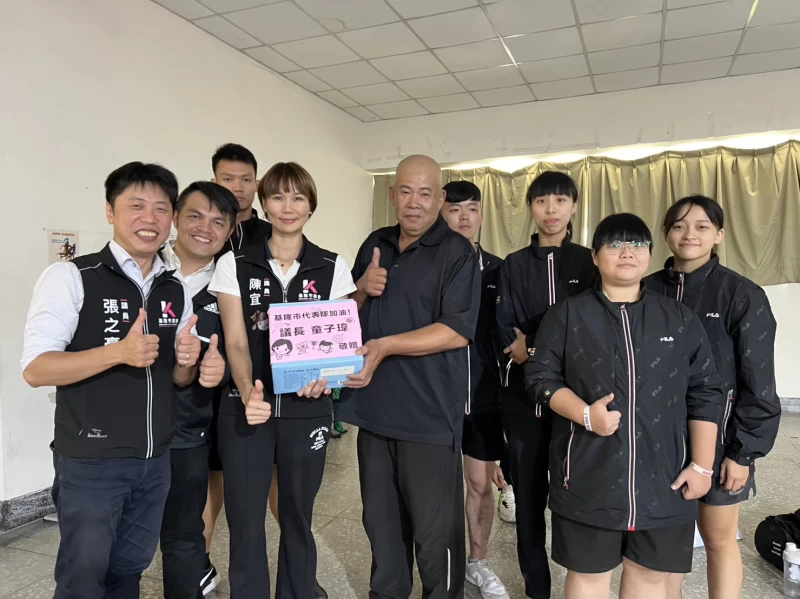 基隆市議員陳宜(前左三)還有參加上屆全運的網球賽。陳宜提供