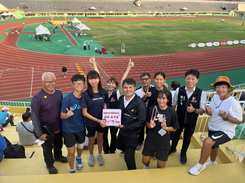 基隆市議員陳宜,今與同市議員施偉政、張之豪到台南全運向基隆市田徑選手鼓勵。陳宜提供