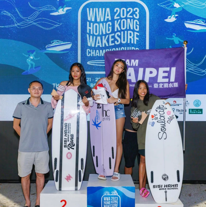 jocelyn陳宥蓁(右2)riona陳禹璇(左2)攜手拿下2023 wwa亞洲巡迴賽香港站junior girl surf金牌銀牌。starfish星予公關提供
