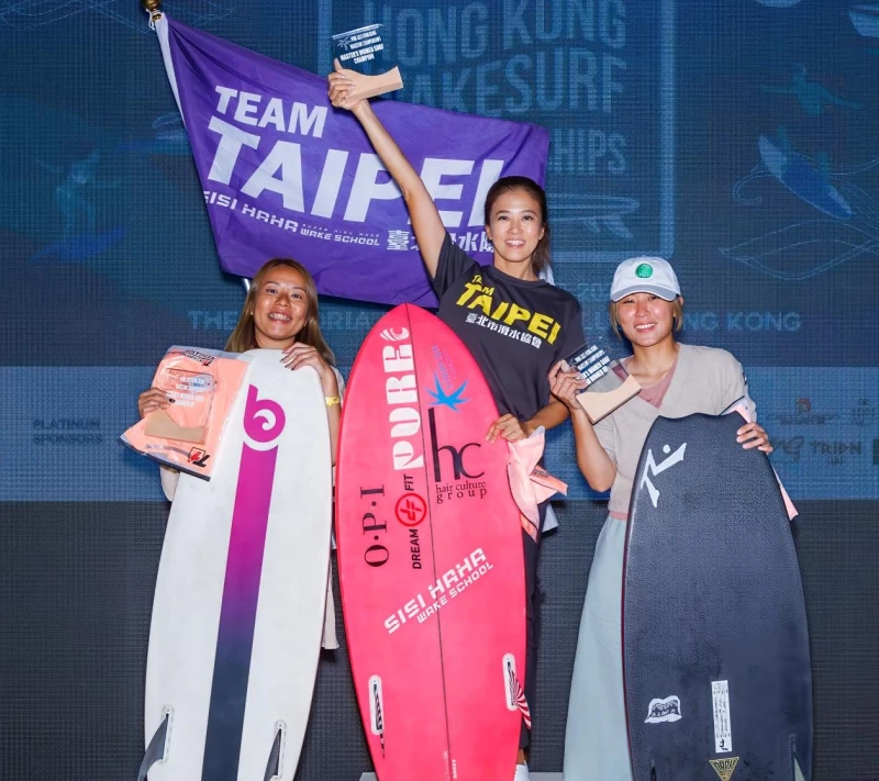 kimberly陳美彤中勇奪2023 wwa亞洲巡迴賽香港站master women surf冠軍,成為臺灣第一位獲得wwa亞洲巡迴賽四站優勝的大滿貫選手。starfish星予公關提供