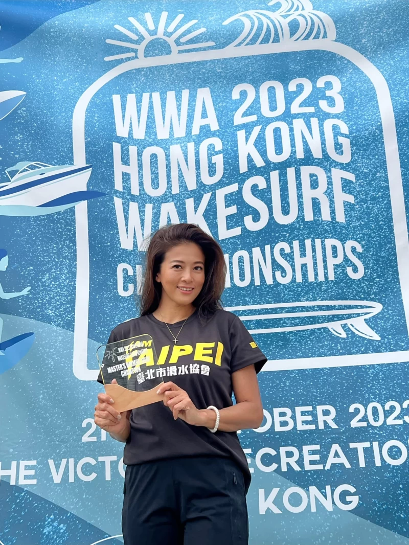 kimberly陳美彤勇奪2023 wwa亞洲巡迴賽香港站master women surf冠軍,成為臺灣第一位獲得wwa亞洲巡迴賽四站優勝的大滿貫選手。starfish星予公關提供