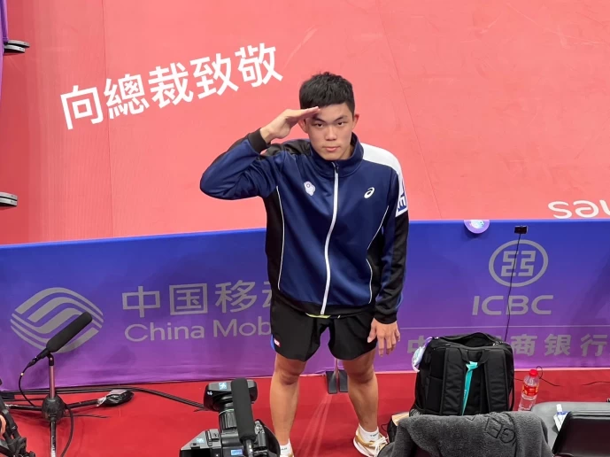 金牌選手陳柏諺向到場加油的愛爾麗總裁常如山致敬。愛爾麗提供
