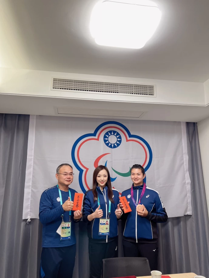愛爾麗執行長劉怡萱（中）頒發給得牌選手和教練獎金。（愛爾麗提供）