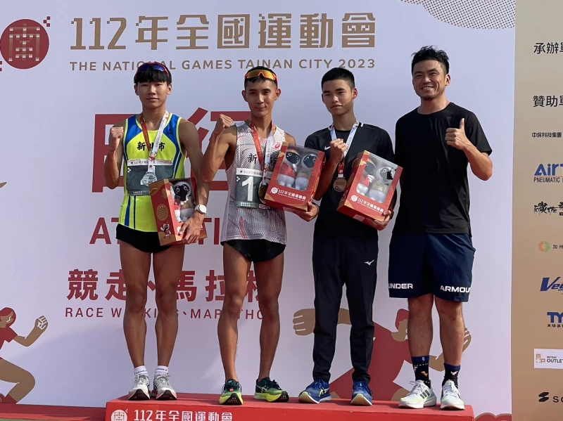 許嘉維(左二)衛冕男子競走金牌。吳敏欣攝