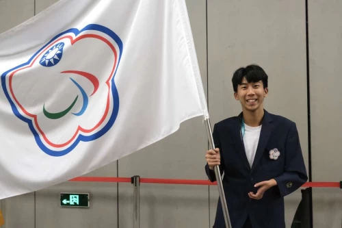 亞帕運閉幕典禮由我國羽球代表隊方振宇選手擔任掌旗官。中華帕總提供