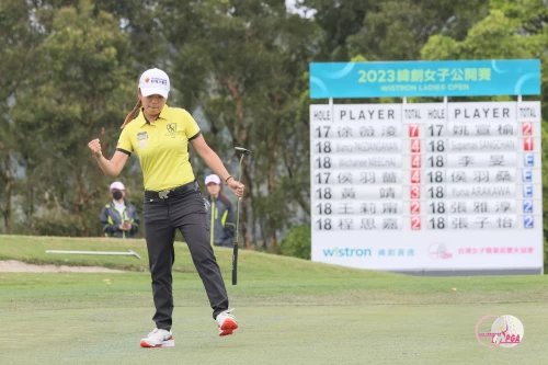徐薇淩第18洞抓鳥成功,振奮握拳慶賀並以三回合總桿負8桿的208桿擴大領先。TLPGA提供/葉勇宏攝