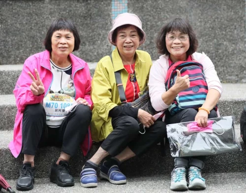 自板橋的吳來富(中)雖然已經有83歲高齡,但仍與好友一同開心參賽。大會提供