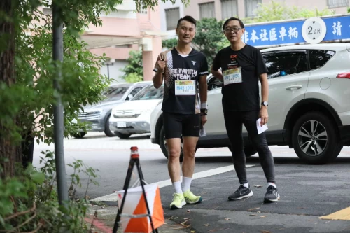 選手抵達終點後開心合照。大會提供