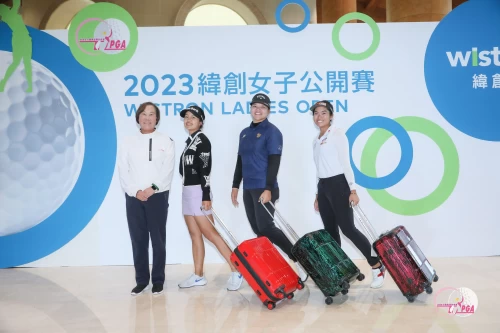 deparute旅行趣贈送大會特別邀請選手比安卡Bianca(右1) 韋查妮Wichanee(右2)和賈拉薇Jaravee旅行趣登機箱,由TLPGA理事長劉依貞(左1)代表旅行趣吳楨權董事長頒贈。TLPGA提供/ 葉勇宏攝