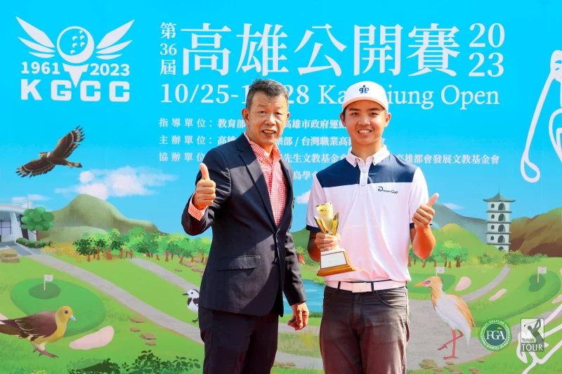 TPGA理事長陳榮興(左)頒發業餘冠軍獎盃給業餘選手黃凱駿。TPGA/林聖凱攝影