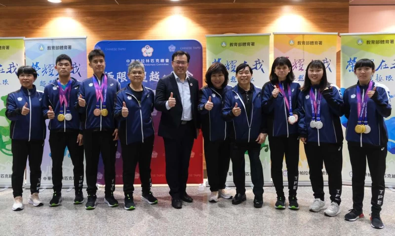 體育署鄭世忠署長(左5)迎接亞帕運我國代表團返國與代表團穆閩珠團長(左6)體育署房瑞文副署長(左4)及桌球代表隊合影。體育署提供