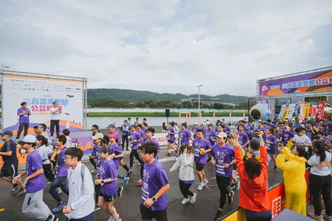三商盃萬聖節公益路跑賽10公里挑戰組鳴槍出發，不少視障跑者及愛心陪跑員組團熱情參與。大會提供