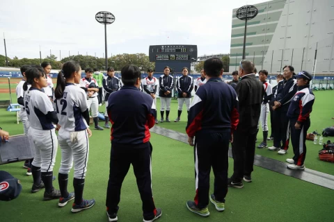 中華壘協秘書長張家興東京鼓勵中華U15女壘隊。（圖:截自WBSC）