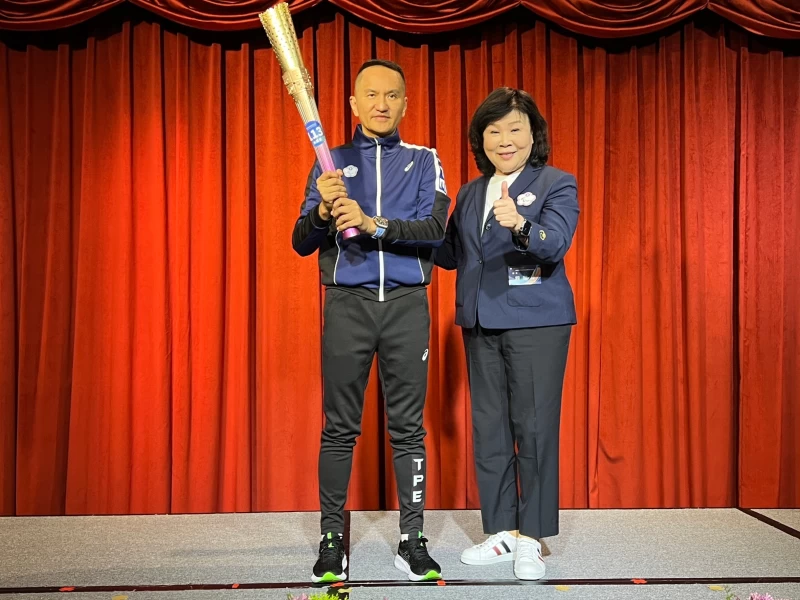 中華帕總會長穆閩珠(右)將亞帕運聖火火把送給愛爾麗集團總裁常如山。愛爾麗提供