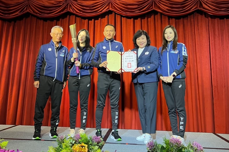 中華帕總頒感謝狀和亞帕運火把給愛爾麗總裁常如山。愛爾麗提供
